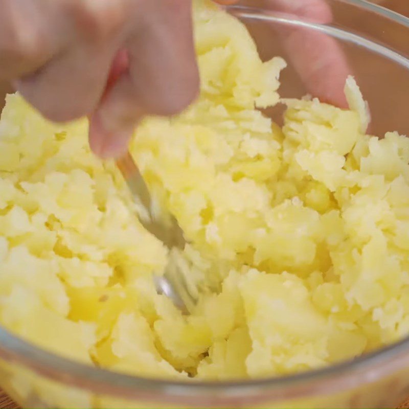 How to Make Kids' Favorite Fried Potato-Covered Shrimp 8 Step 3 Mash the potatoes Shrimp wrapped in crispy potato