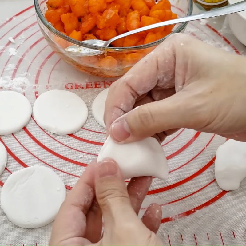 Step 6 Shaping the cake Tapioca cake Phan Thiet