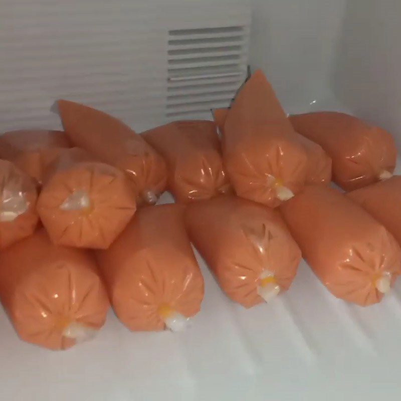 Step 3 Shaping and freezing Papaya pouch ice cream