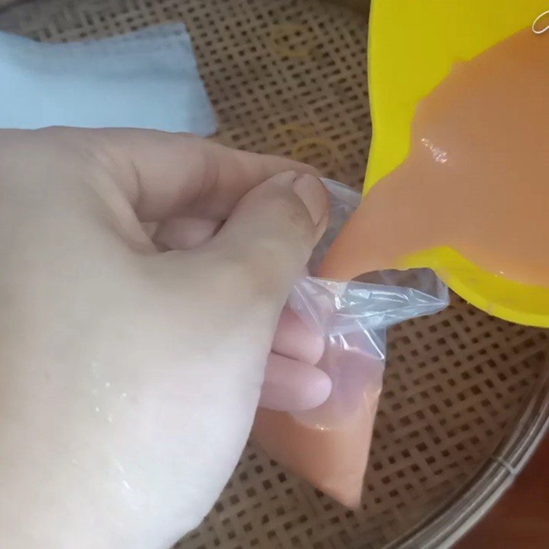 Step 3 Shaping and freezing Papaya bag ice cream