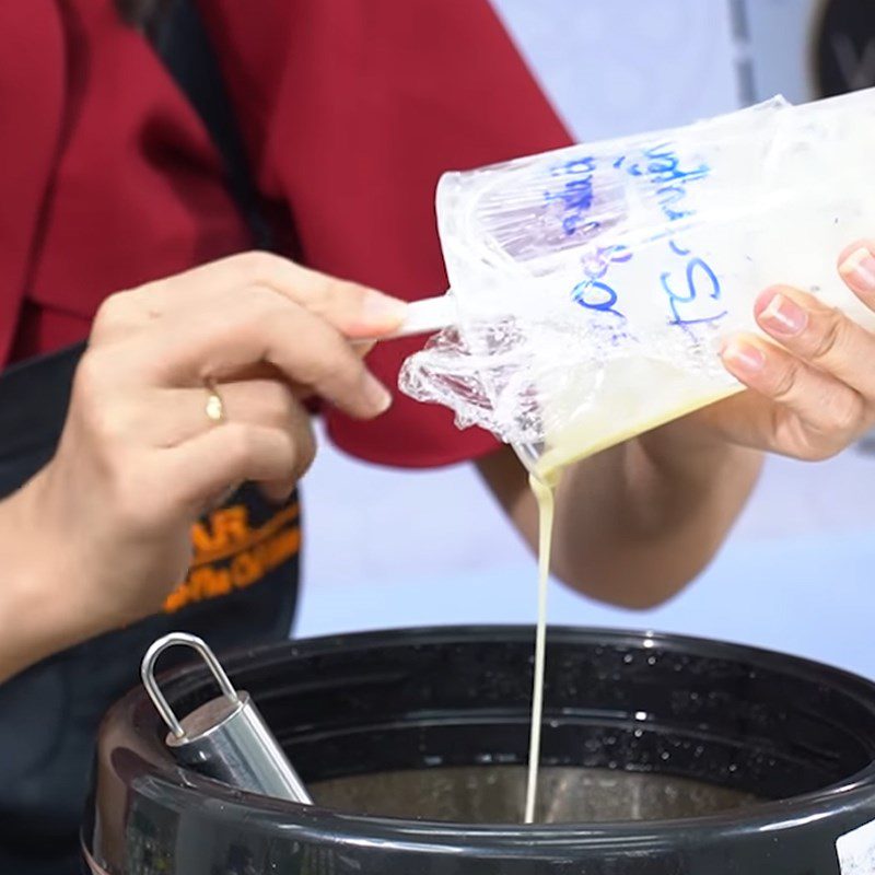 Step 4 Prepare milk tea Yakult milk tea with jelly