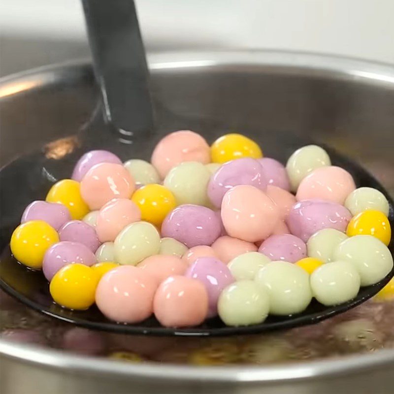 Step 3 Shape and boil the tapioca pearls for coconut milk tea