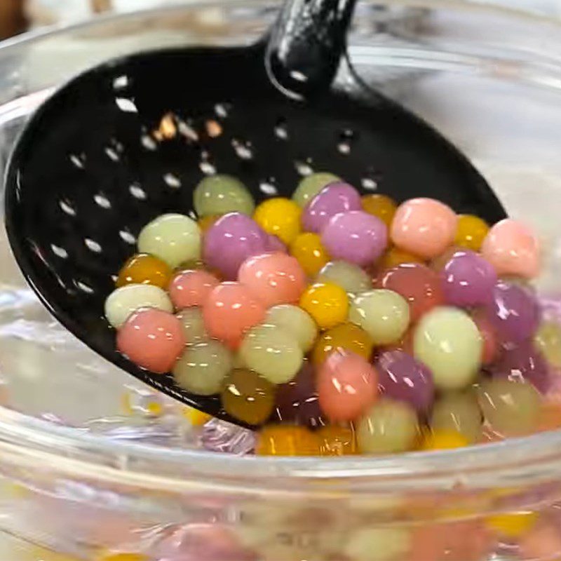 Step 3 Shape and boil the tapioca pearls for coconut milk tea