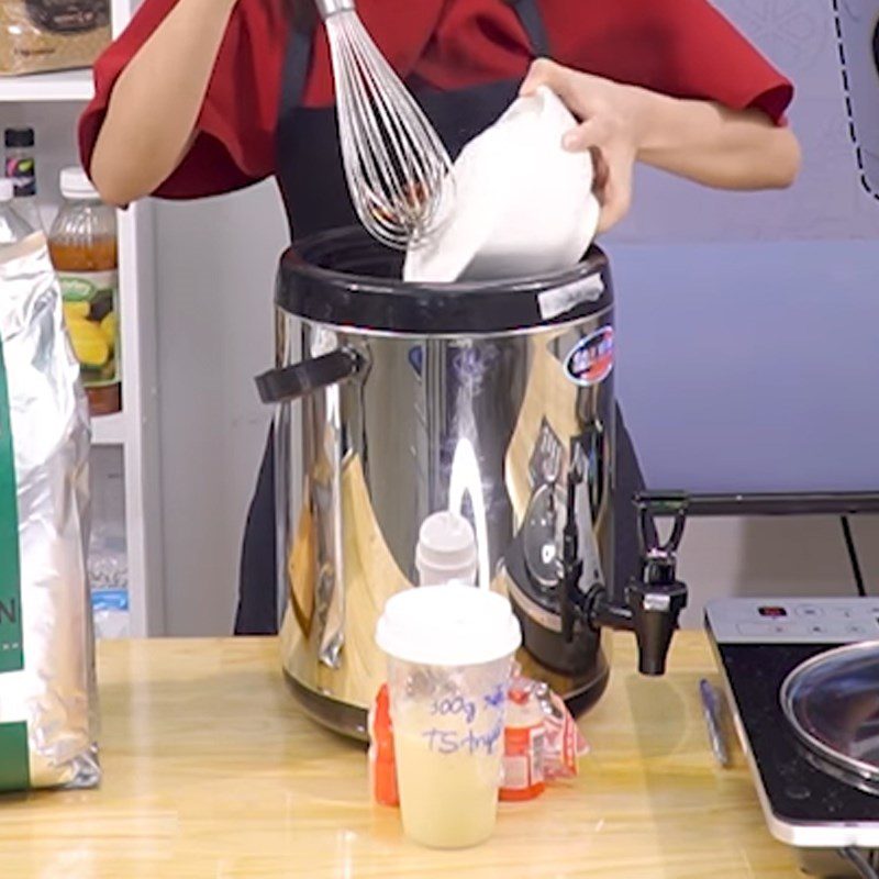Step 4 Prepare milk tea Yakult milk tea with jelly