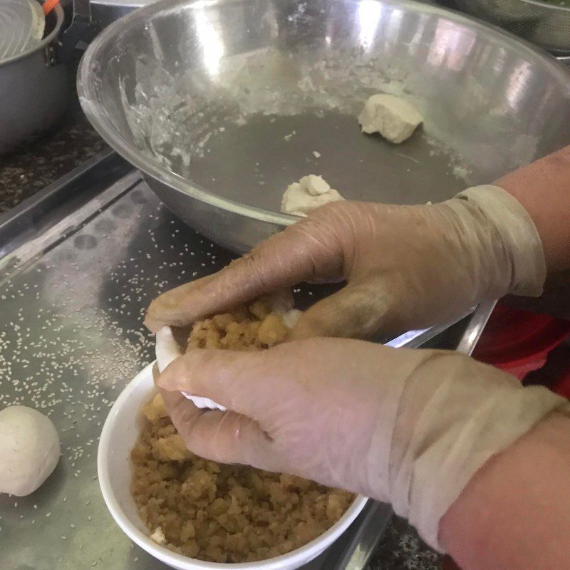 Step 3 Shaping and frying the cake Sugar-coated cake (recipe shared by users)