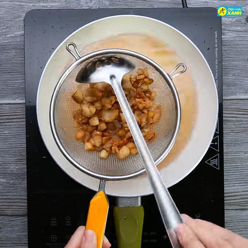 Step 1 Frying pork fat for mixed noodles
