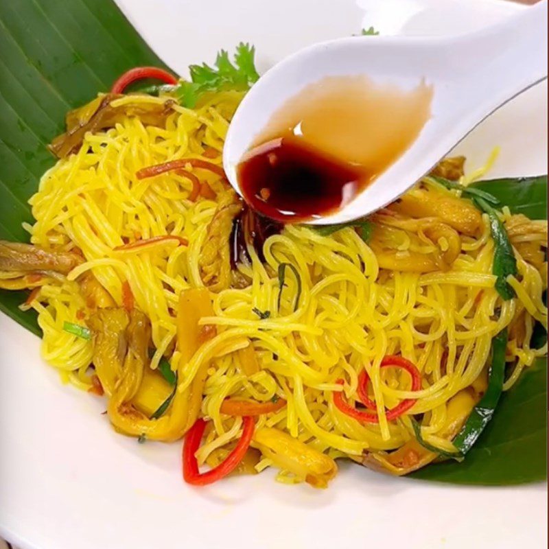 Step 4 Finished Product Stir-fried vegetarian turmeric noodles (Recipe shared by Tiktok Vegetarian Kitchen XANH)