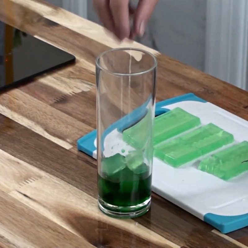 Step 4 Making mint milk tea Mint jelly milk tea