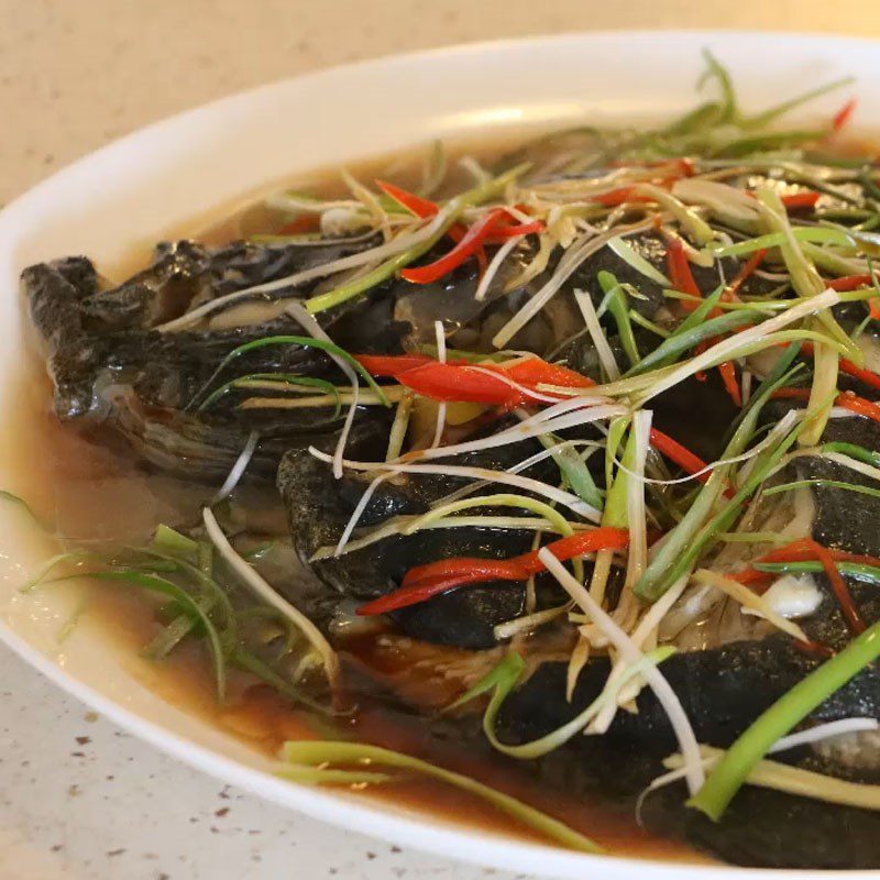 Step 6 The finished product of steamed flounder with soy sauce