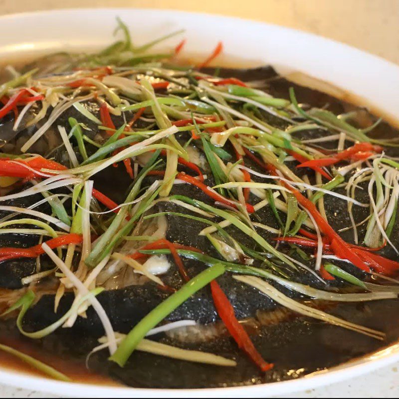 Step 6 The finished product of steamed flounder with soy sauce