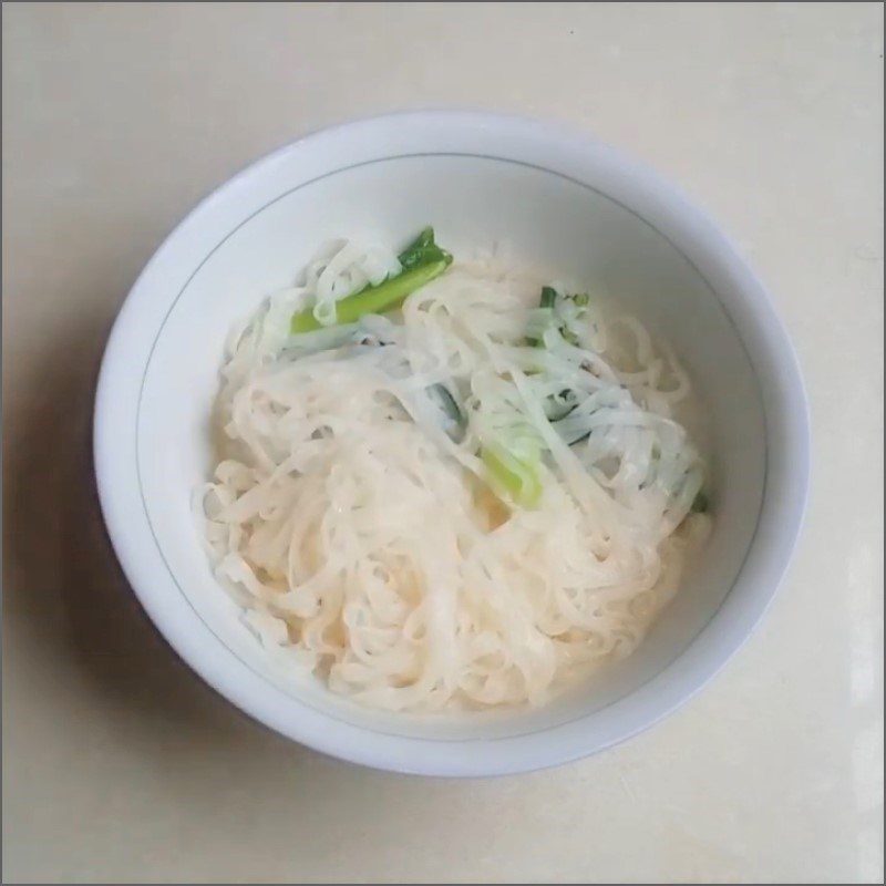 Step 4 Final product Rice noodles with tomato and minced meat