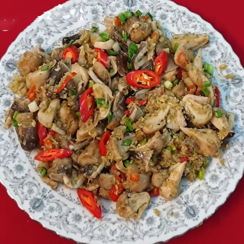Step 4 Finished product Stir-fried straw mushrooms with lemongrass and chili