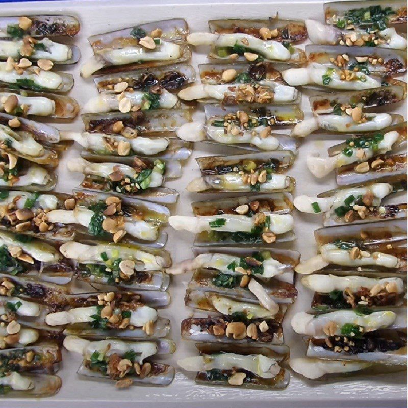 Step 5 Finished product Grilled razor clams with butter and onion