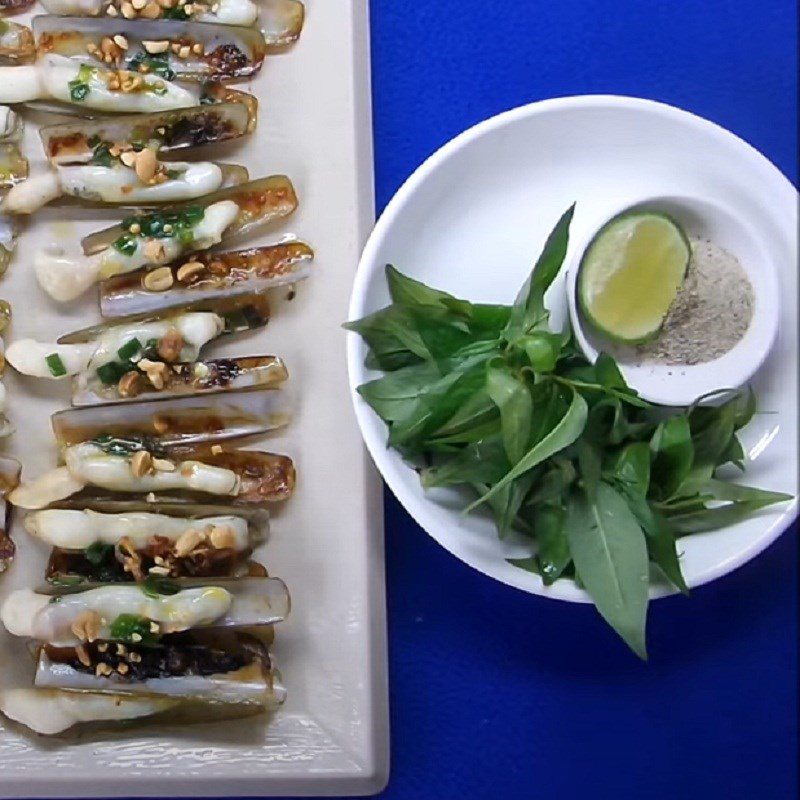 Step 5 Finished product Grilled razor clams with butter and onion