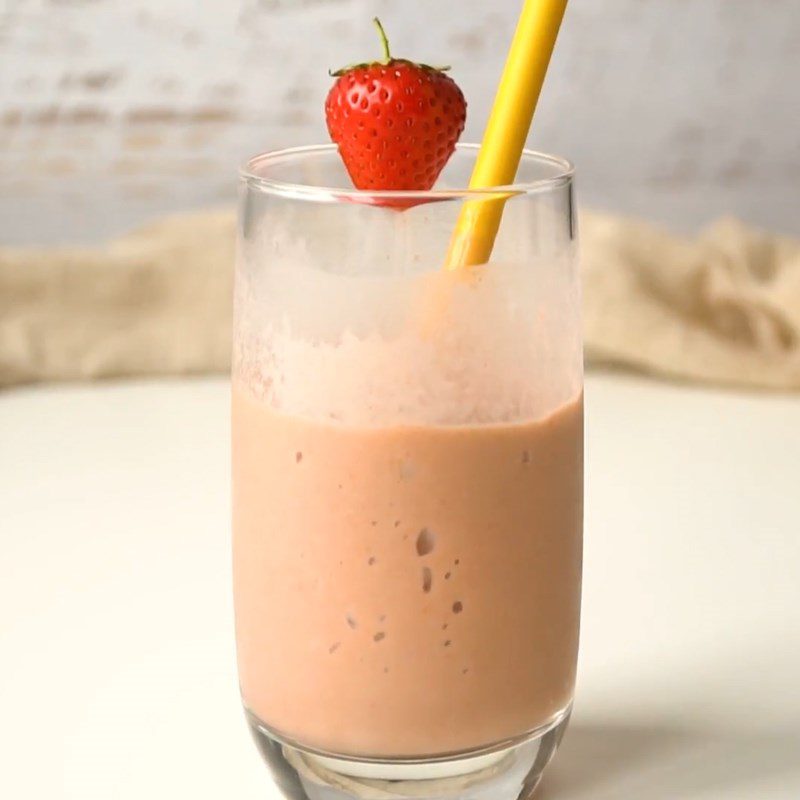 Step 3 Final product of avocado strawberry smoothie