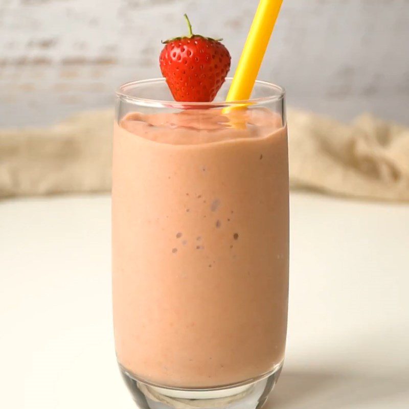 Step 3 Final product of avocado strawberry smoothie