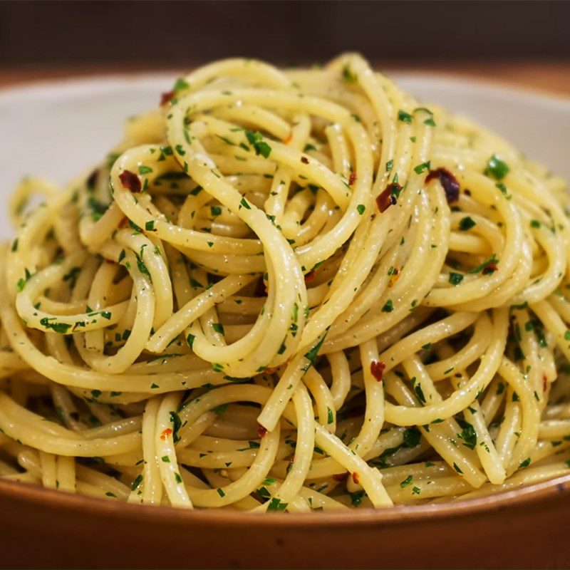 Step 4 Final product Spaghetti Aglio e Olio - Traditional Spaghetti Aglio e Olio