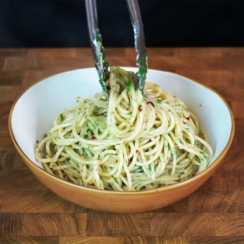 Step 4 Final product Spaghetti Aglio e Olio - Traditional Spaghetti Aglio e Olio