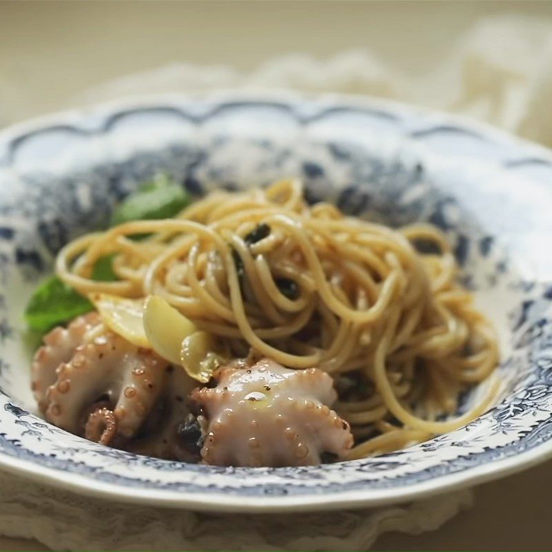 Step 5 Finished Product Garlic Oil Spaghetti - Spaghetti Aglio e Olio with octopus