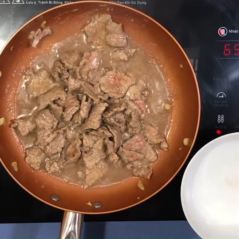 Step 4 Make beef stir-fried with mushrooms Beef stir-fried with oyster mushrooms
