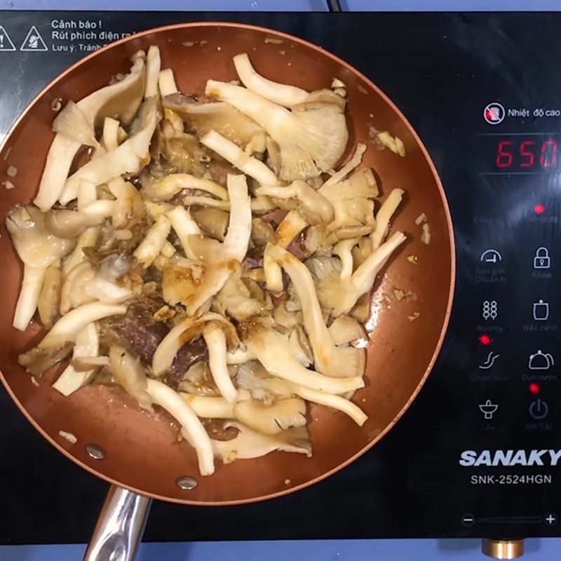 Step 4 Stir-fried beef with mushrooms Stir-fried beef with oyster mushrooms