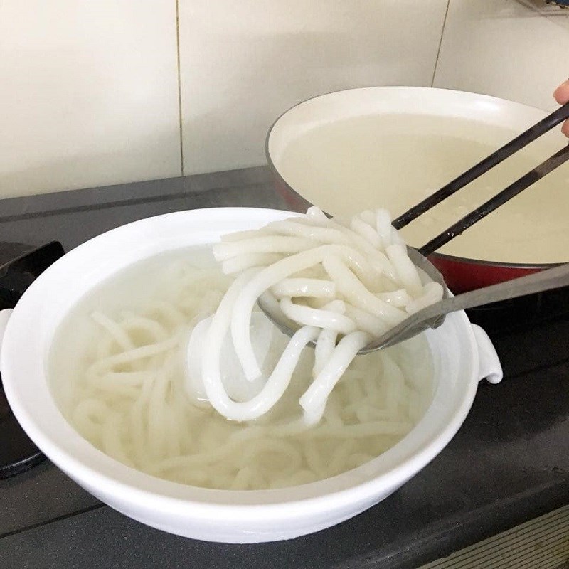 Step 4 Blanching the bánh canh Bánh canh gõ gáo dừa with cá lăng fish cake
