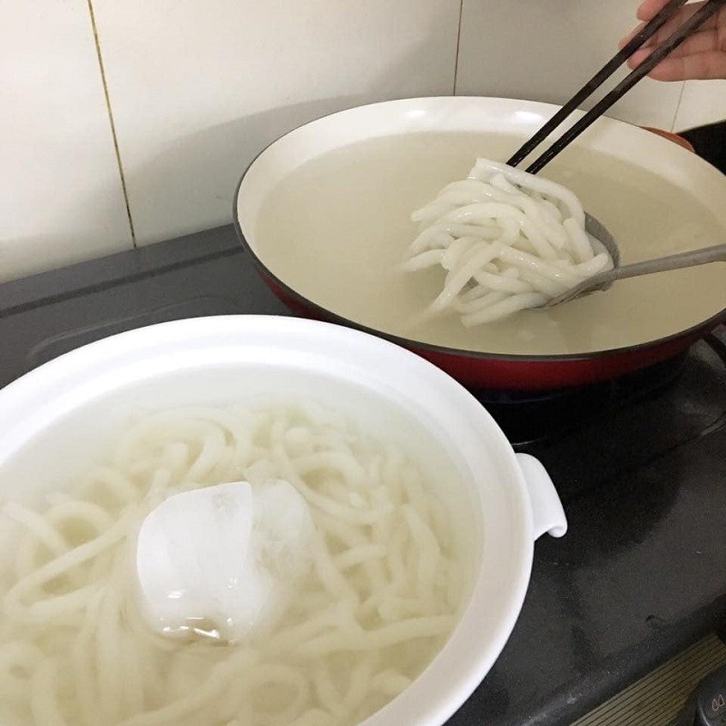 Step 4 Blanching the bánh canh Bánh canh gõ gáo dừa with cá lăng fish cake