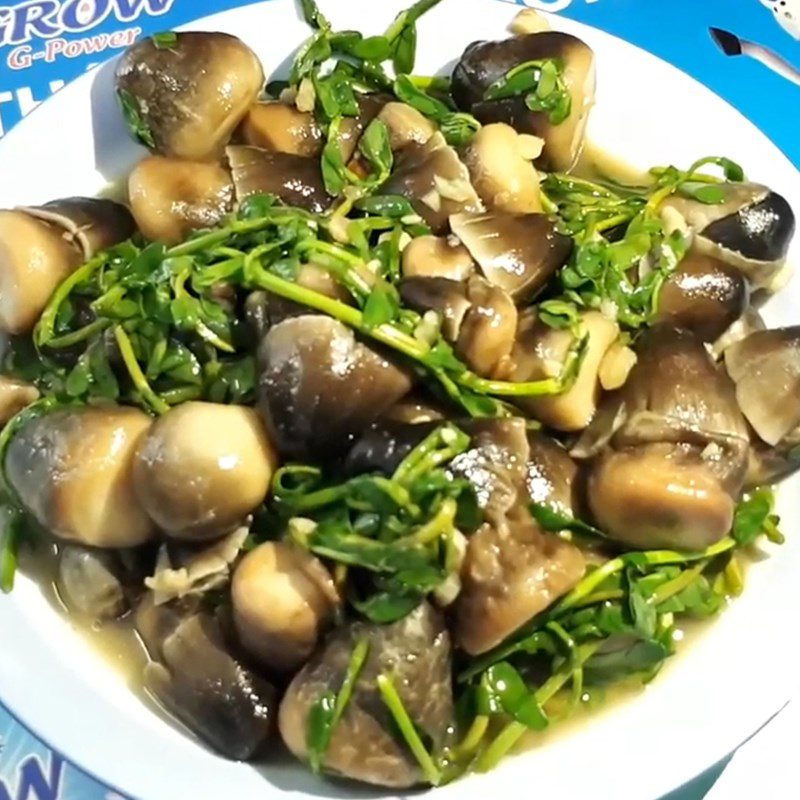 Step 4 Finished product Stir-fried bitter vegetables with straw mushrooms