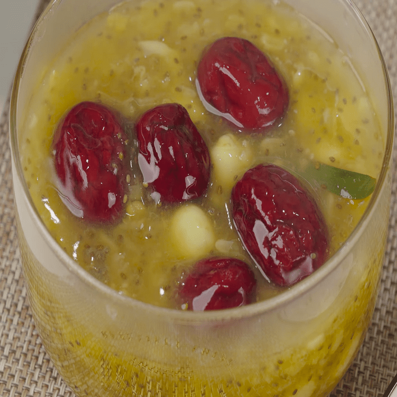 Step 5 Final product Mung bean and lotus seed dessert with red apples