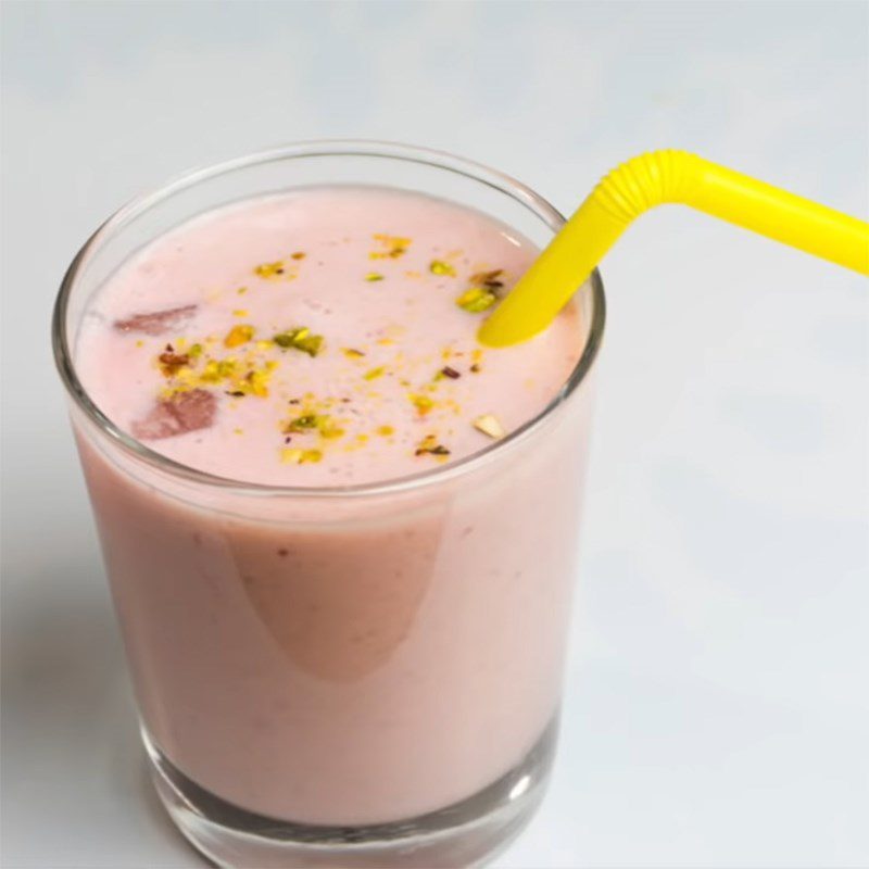 Step 3 Final Product Strawberry and banana milkshake