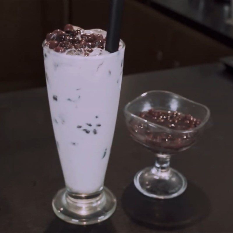 Step 5 Finished product Taro milk tea with red beans