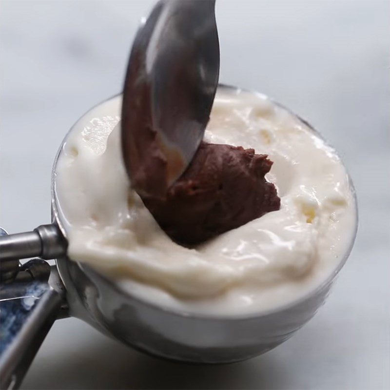 Step 4 Add chocolate cream filling and freeze for the second time Chocolate cone ice cream