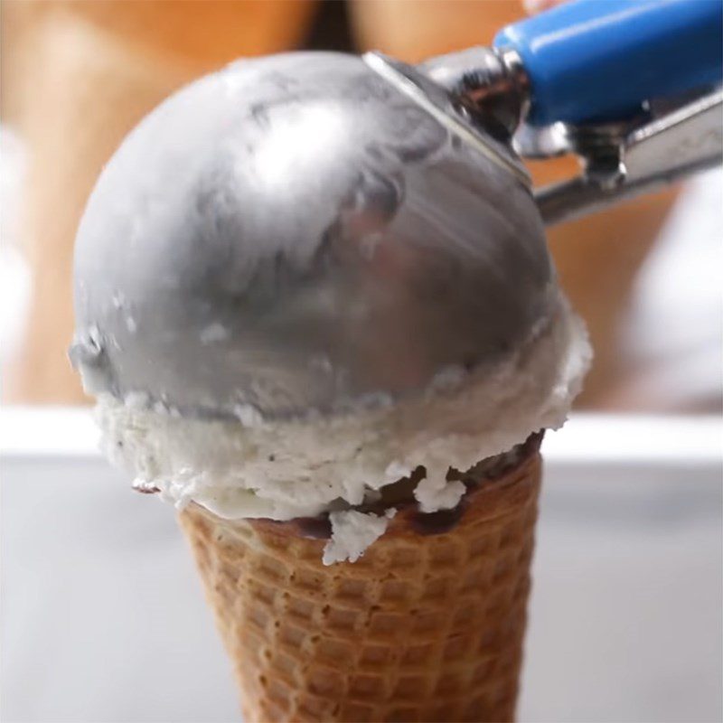 Step 4 Add chocolate cream filling and freeze for the second time Chocolate cone ice cream