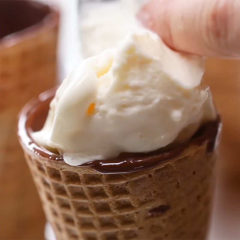 Step 3 Add cream filling and freeze for the first time Chocolate cone ice cream