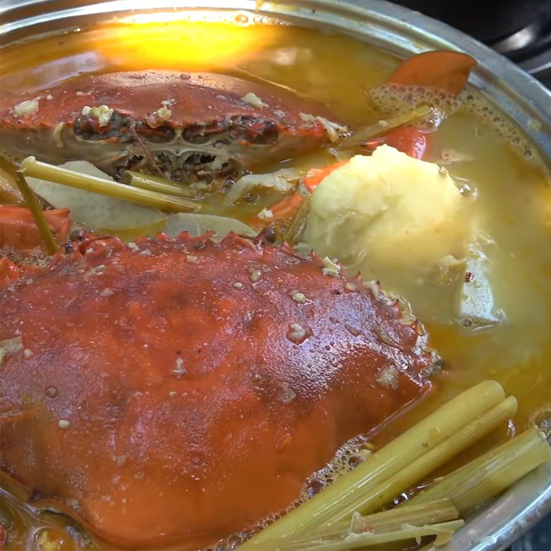 Step 4 Add coconut water and cook crab hotpot Crab hotpot cooked with fermented tofu