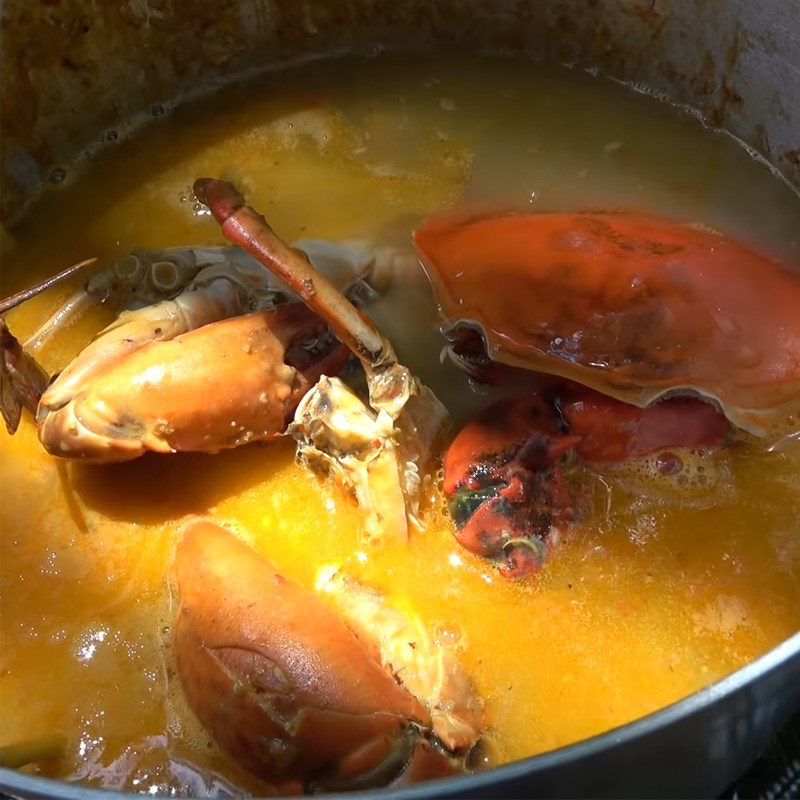 Step 4 Add coconut water and cook crab hotpot Crab hotpot cooked with fermented tofu