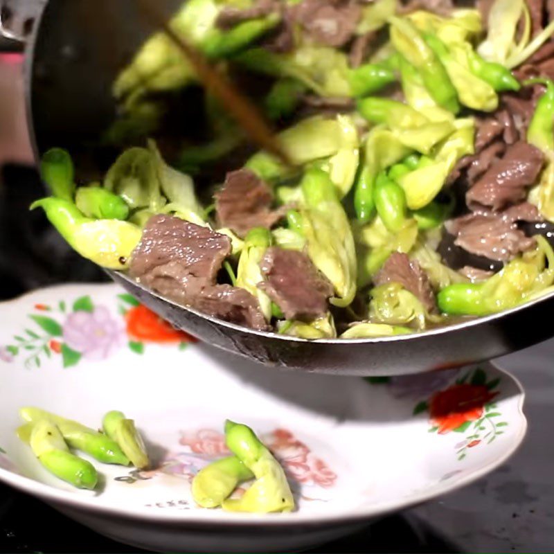 Step 6 Stir-fried beef with edible flowers Stir-fried beef with edible flowers