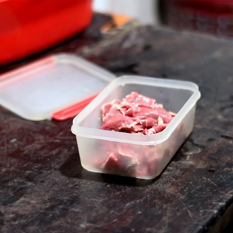 Step 4 Marinate the beef with spices Stir-fried beef with asparagus