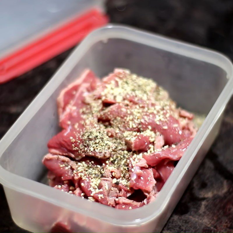Step 4 Marinate the beef with spices Stir-fried beef with asparagus