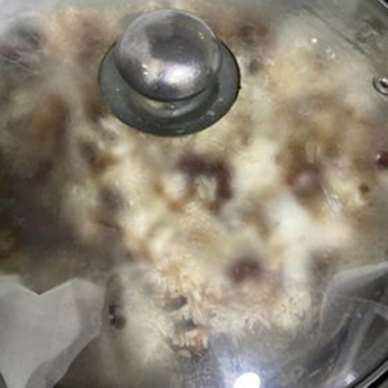 Step 3 Proceed to cook sticky rice with sausage