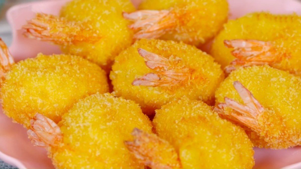 How to Make Kids' Favorite Fried Potato-Covered Shrimp 2 Shrimp wrapped in crispy potatoes