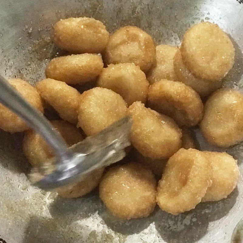 Step 4 Coating the doughnuts with sugar (recipe shared by user)