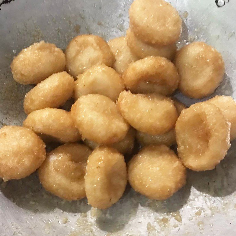 Step 4 Coating the doughnuts with sugar (recipe shared by user)