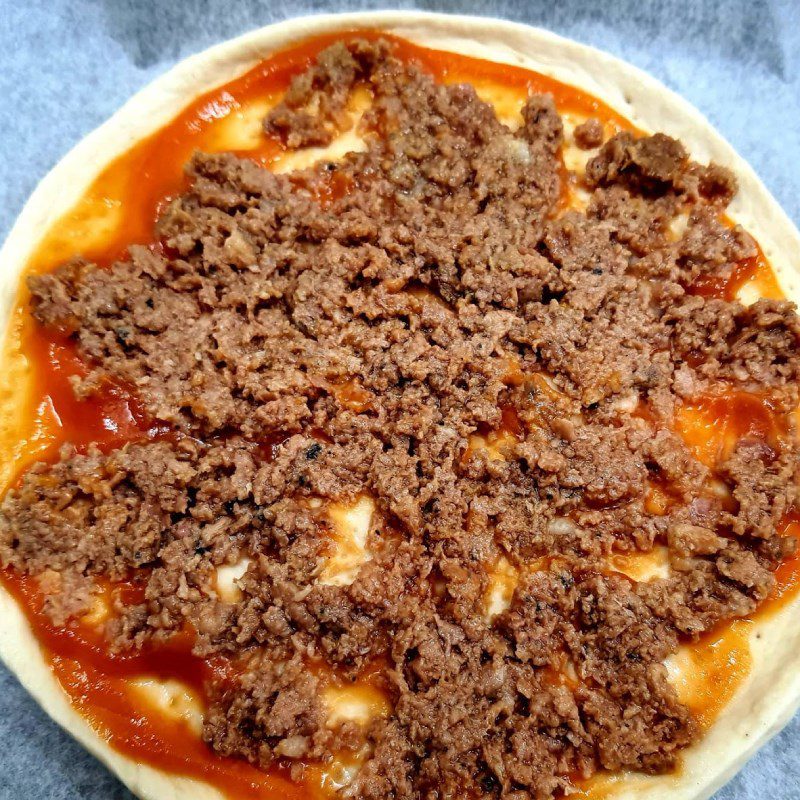 Step 2 Decorate the pizza for sausage pizza baked in the oven