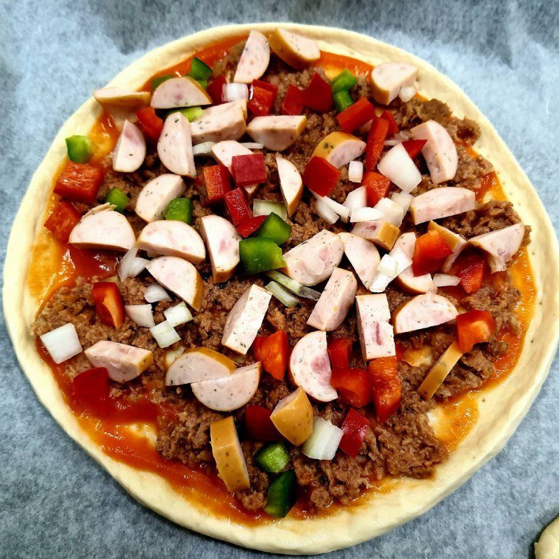 Step 2 Decorating the sausage pizza using the oven