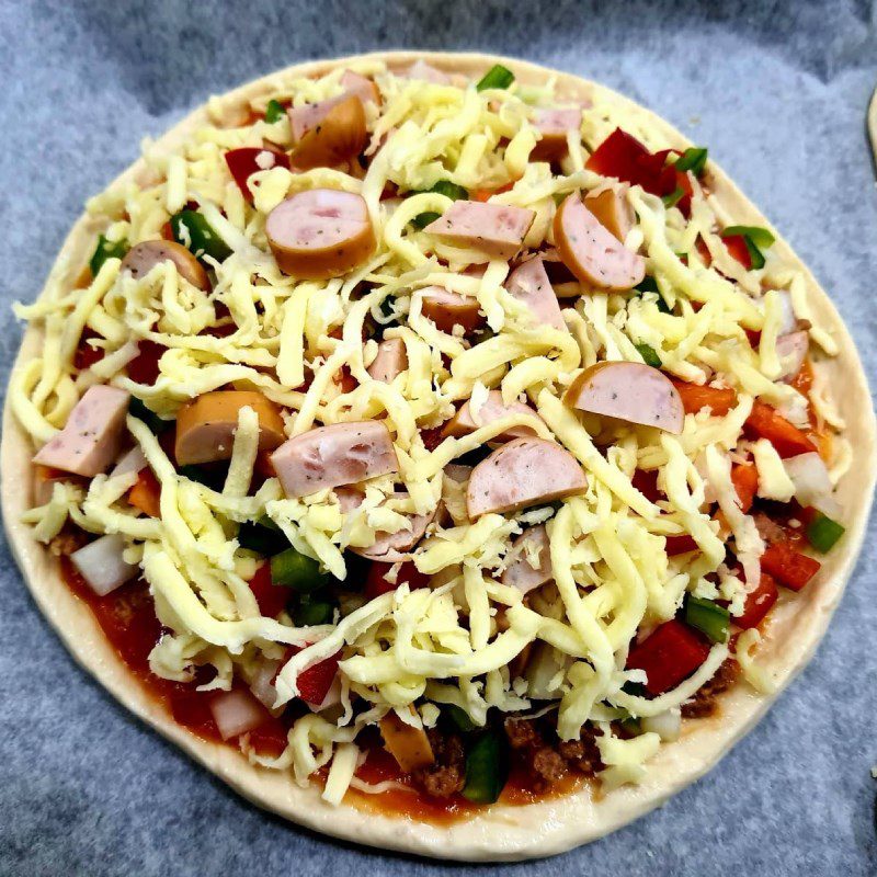 Step 2 Decorating the sausage pizza using the oven