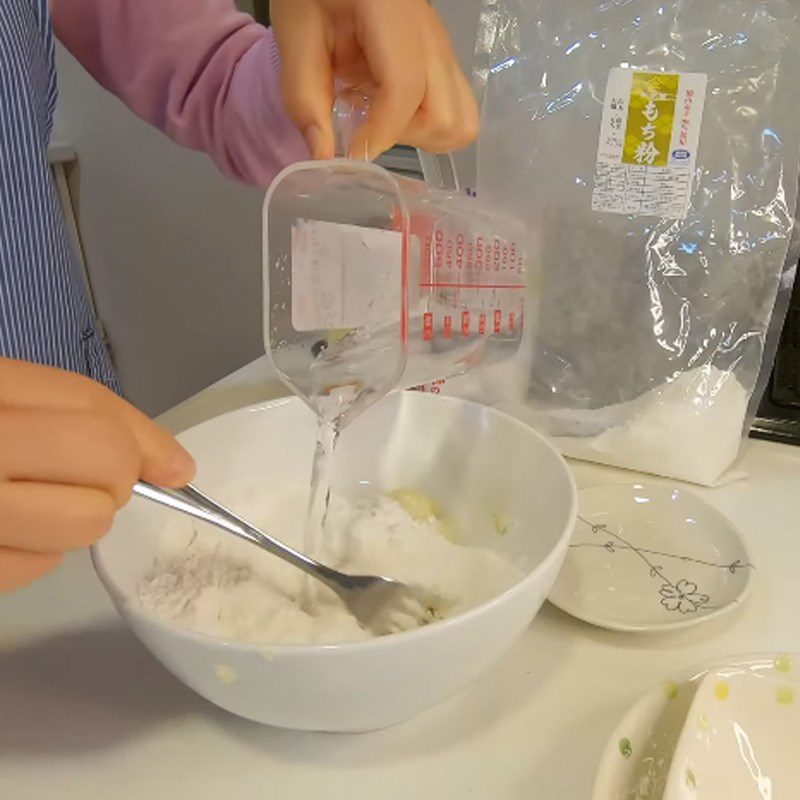 Step 1 Mix the cake dough for Fried Sweet Cakes with Mung Bean Filling