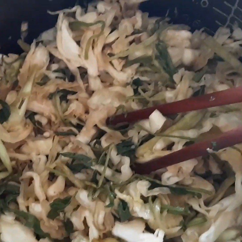 Step 3 Mix the cabbage Chicken and Vietnamese coriander salad