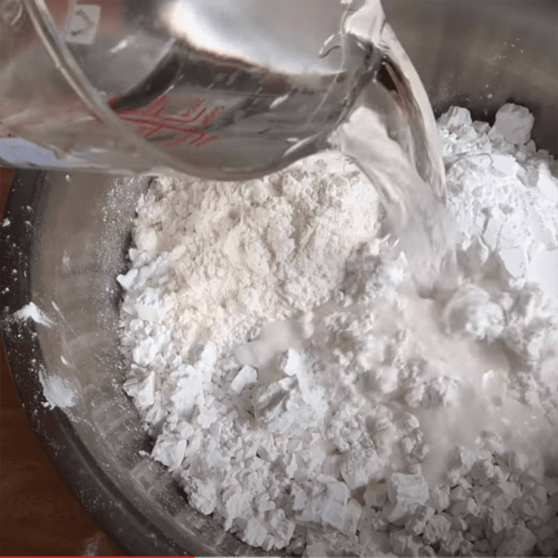 Step 1 Mix the flour for rice paper wrapper for fried spring rolls