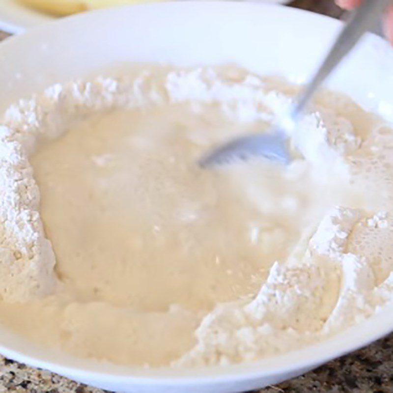 Step 1 Mix the dough for crispy fried banana cake